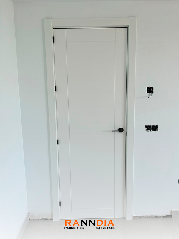 Puerta de interior modelo 8 en Estepona